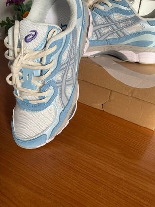 Zapatillas ASICS Azul Claro y Blanco Nuevas