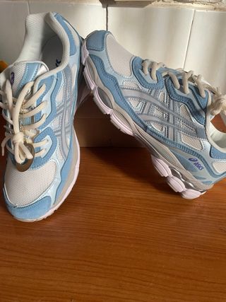 Zapatillas ASICS Azul Claro y Blanco Nuevas