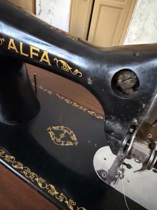 Máquina de coser Alfa antigua
