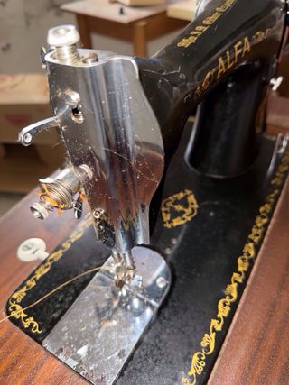 Máquina de coser Alfa antigua