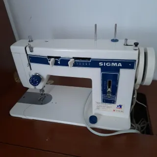 Máquina de coser eléctrica Sigma con mueble