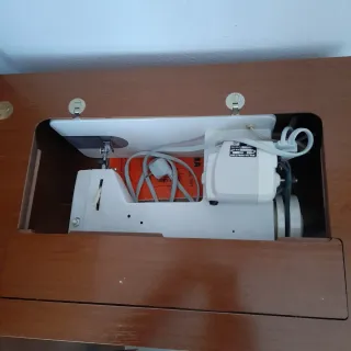 Máquina de coser eléctrica Sigma con mueble