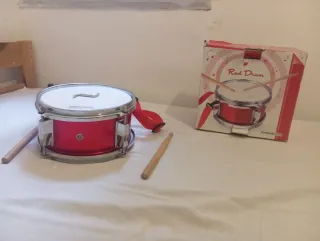 Tambor rojo para niños con baquetas