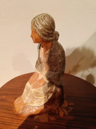 Figura decorativa Silmar mujer sentada