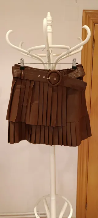 Falda de tablas marrón