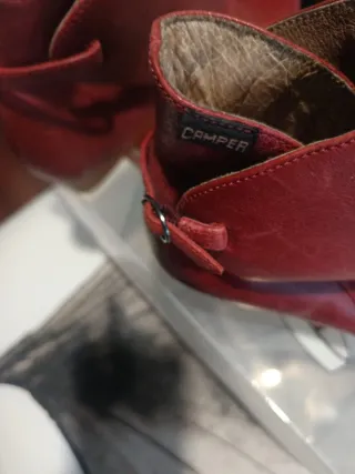 Botines rojos de piel