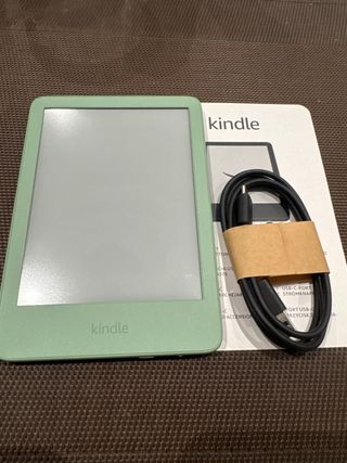 Kindle verde con cavo USB-C