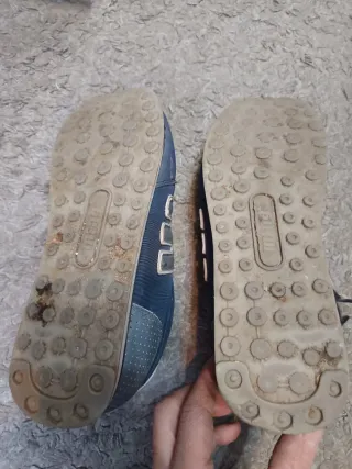 Zapatillas deportivas azules y grises