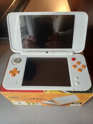 NEW Nintendo 2DS XL Blanca y naranja