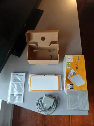 NEW Nintendo 2DS XL Blanca y naranja