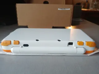 NEW Nintendo 2DS XL Blanca y naranja