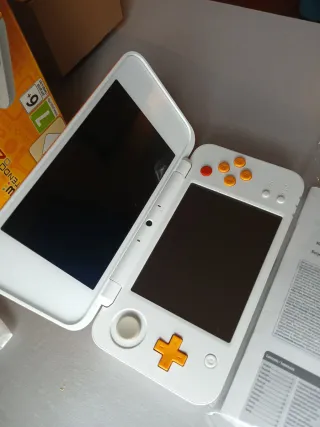 NEW Nintendo 2DS XL Blanca y naranja