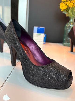 Preciosos zapatos negros de tacón fiesta