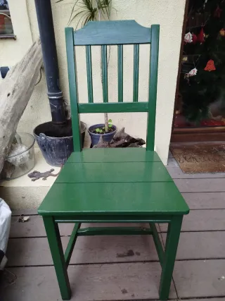Silla de madera verde