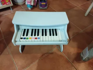 Piano de juguete blanco