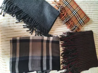 4bufandas la de azul de cuadros 1 puesta .