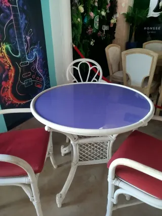 Mesa redonda de mimbre y cristal morado