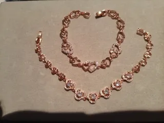 Pulsera oro rosa con corazones y circonitas