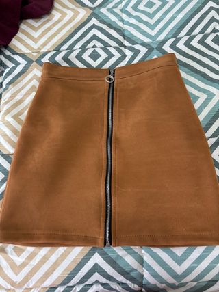 Falda marrón con cremallera delantera