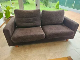 Sofá de tela marrón cómodo y elegante