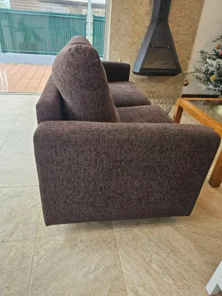 Sofá de tela marrón cómodo y elegante