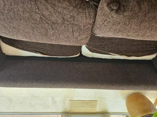 Sofá de tela marrón cómodo y elegante