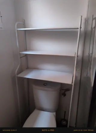 Estantería metálica blanca para baño