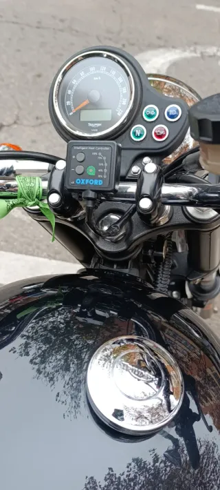 Motocicleta Triumph Bonneville T100 Negra