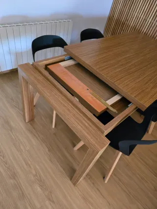 Mesa de comedor y 4 sillas negras