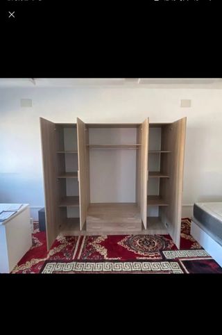 Armario de madera beige y marrón