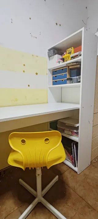 Escritorio y regalo silla