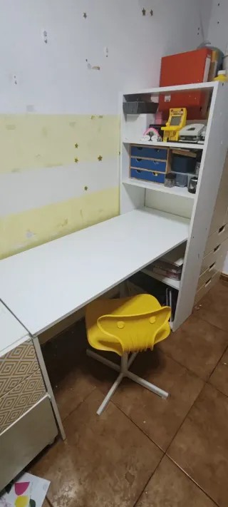 Escritorio y regalo silla