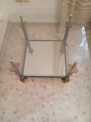 Mesas de cristal con patas doradas