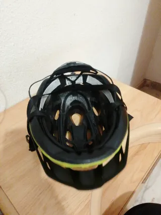 Casco Rockrider color amarillo florescente