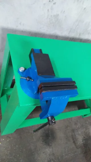 Banco de trabajo con tornillo de mesa