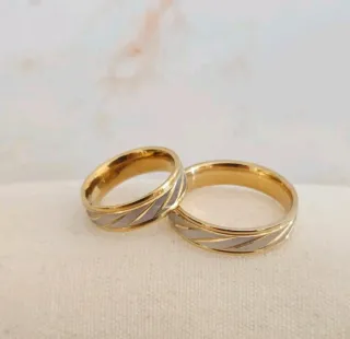 Preciosa parejas de alianzas bañado en oro