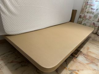 Colchón viscoelástico y muelles, con somier