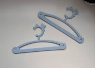 Perchas infantiles azules