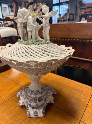 Alzatina porcellana con putti