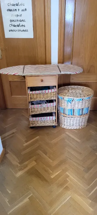 Mesa de planchar con canasto
