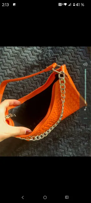 Bolso naranja pequeño con cadena