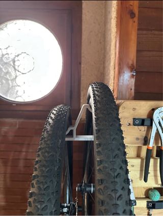 Staffa porta ruote bici da muro