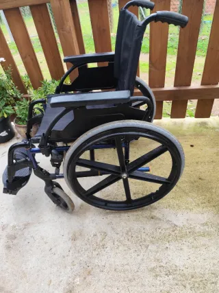 Vendo silla de ruedas, prácticamente nueva.