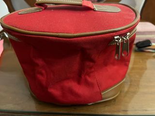 Neceser rojo con detalles marrones