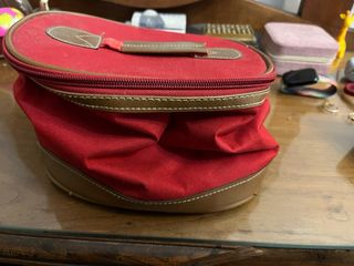 Neceser rojo con detalles marrones