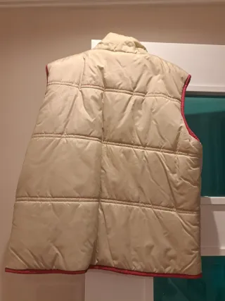 Chaleco acolchado beige con detalles rosa