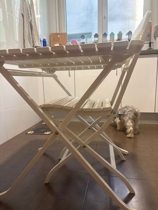 Mesa y 2 sillas plegables blancas