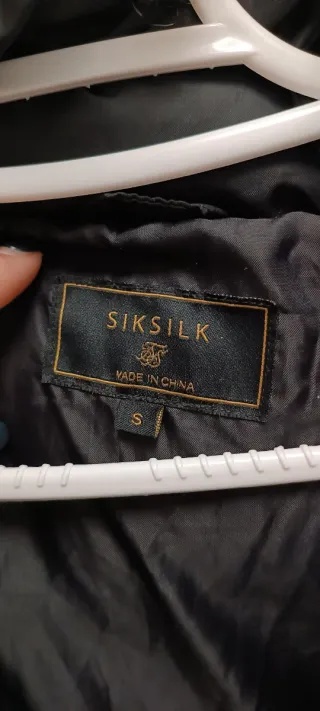 Cazadora SikSilk Negra con Capucha y Pelo