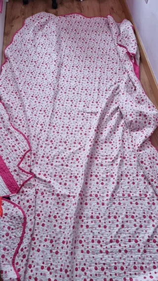 Colcha de cama rosa y blanc reversible