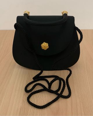 Bolso de fiesta negro con detalles dorados